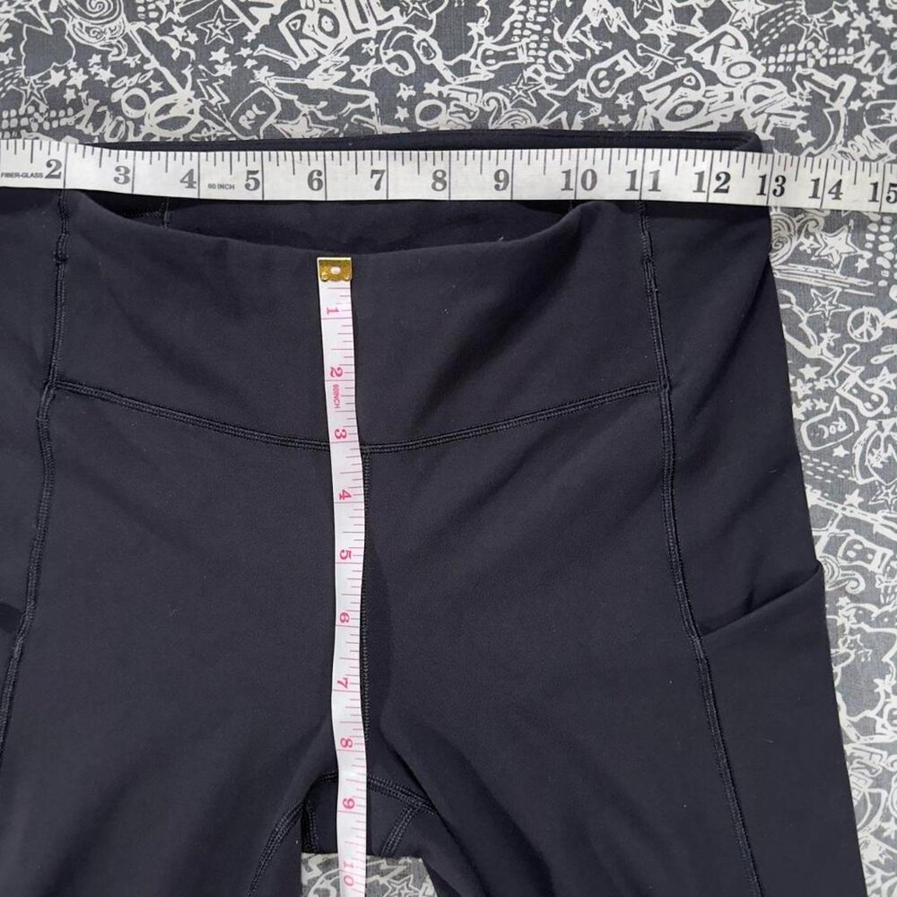Black Lululemon leggings with mid-rise fit and side pockets - Picture 4 of 7